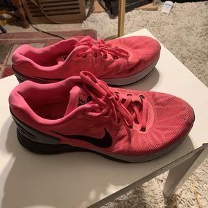 hot pink nike running shoes